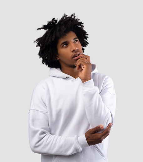 Un homme se demandant à quoi sert le permis A2 maxi scooter / moto automatique