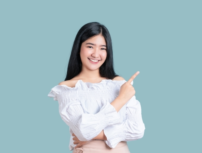 Jeune femme heureuse d'avoir réussi sa formation