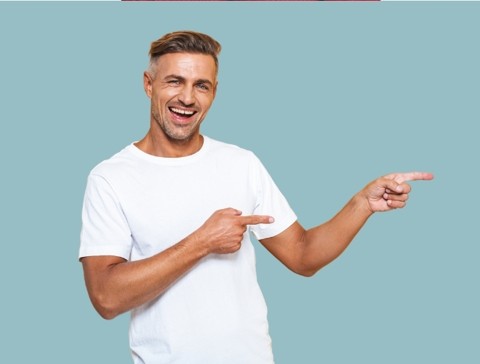 Homme heureux d'avoir réussi sa formation permis A2 maxi scooter / moto automatique