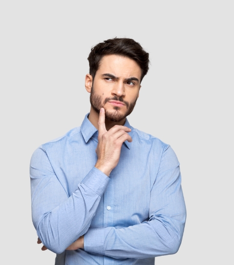 Jeune homme qui se demande à quoi sert la formation post permis jeune conducteur novice