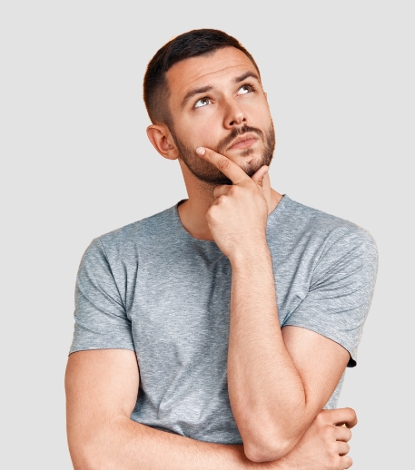 Jeune homme qui se demande à quoi sert le permis A1