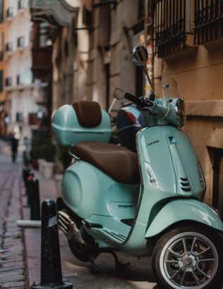 Scooter stationné dans une rue