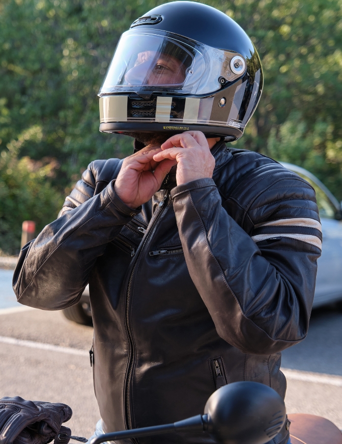 Homme qui attache son casque