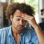 Élève réfléchissant à ses erreurs pour identifier ses points faibles avec la plateforme de code en ligne CER